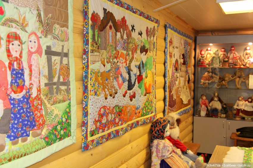 Платье красно, за реку видно