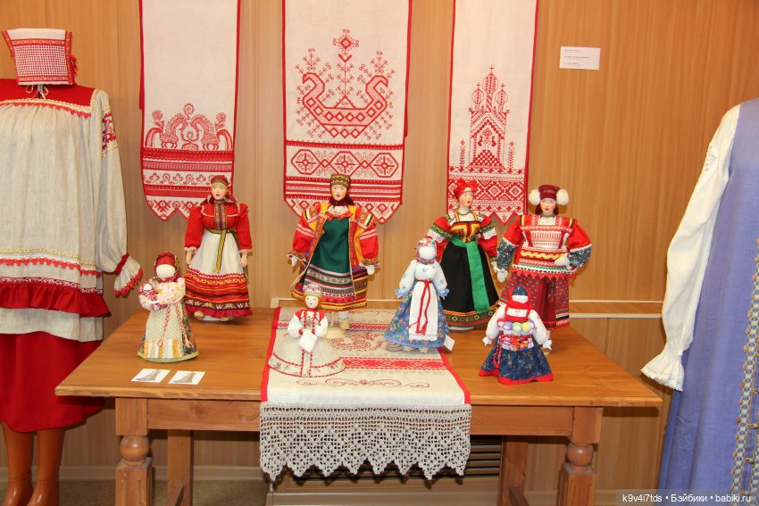 Платье красно, за реку видно