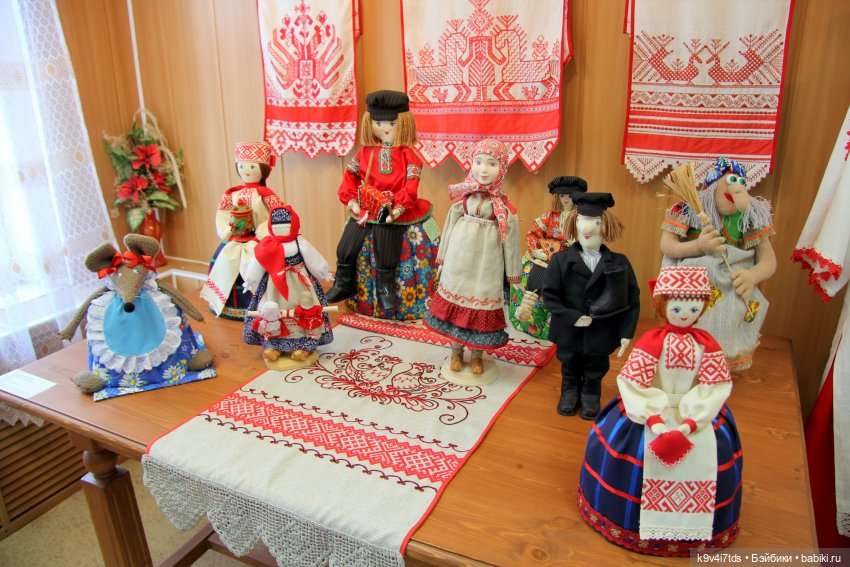 Платье красно, за реку видно