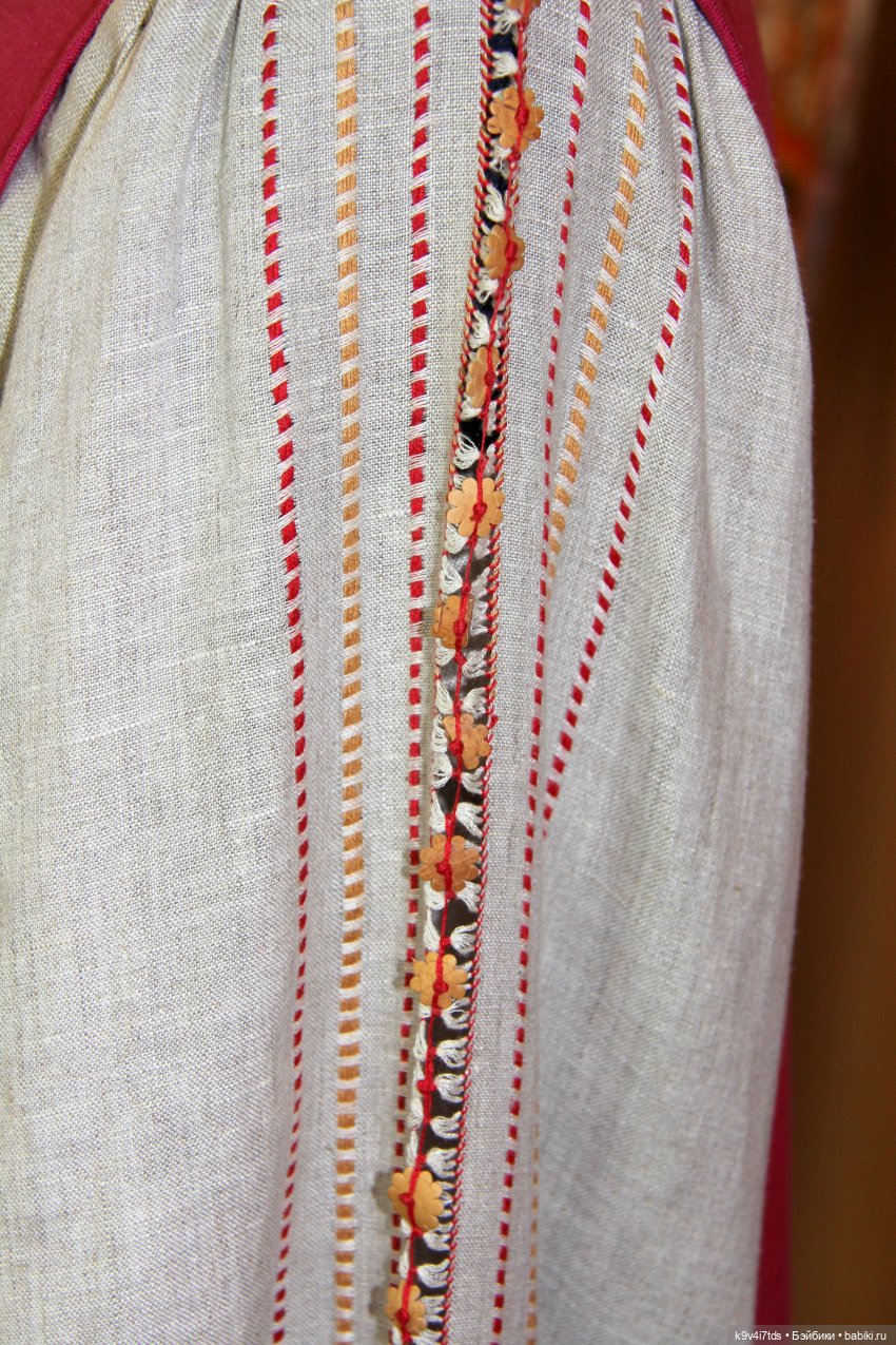 Платье красно, за реку видно