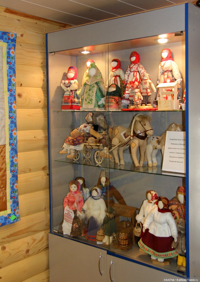 Платье красно, за реку видно