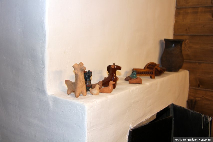 Платье красно, за реку видно