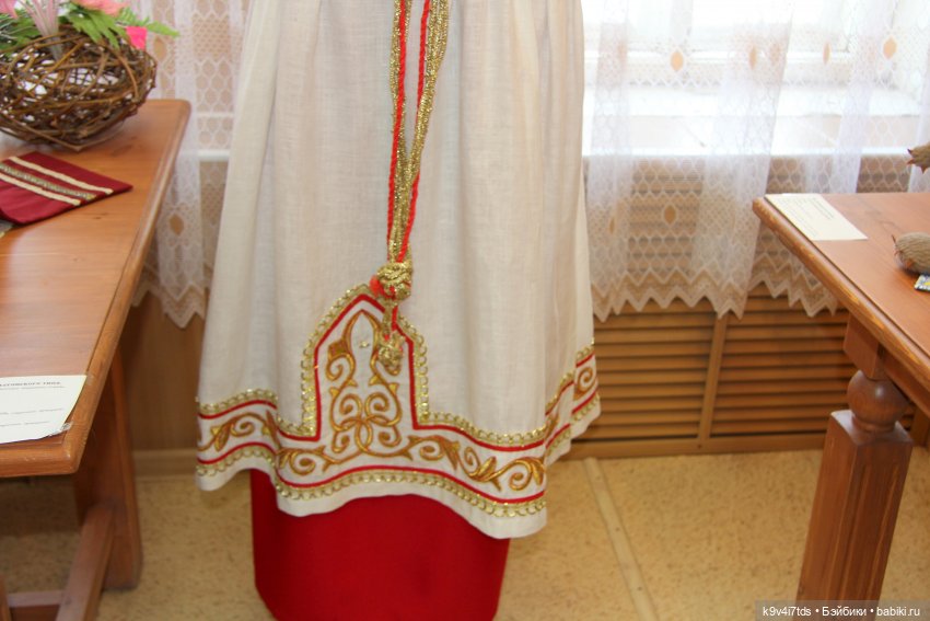 Платье красно, за реку видно