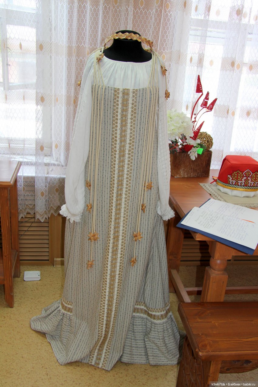 Платье красно, за реку видно