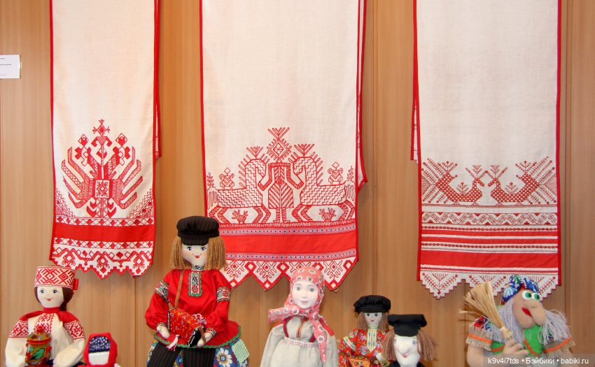 Платье красно, за реку видно