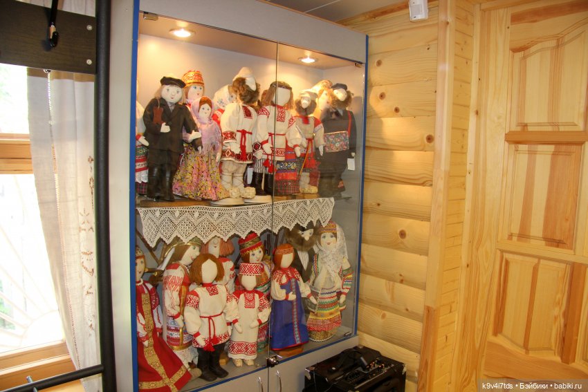 Платье красно, за реку видно