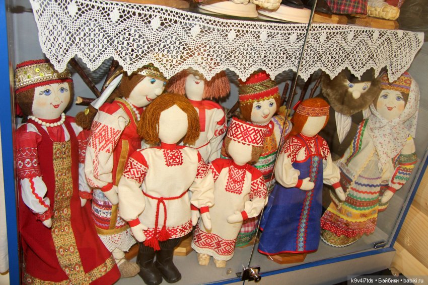 Платье красно, за реку видно