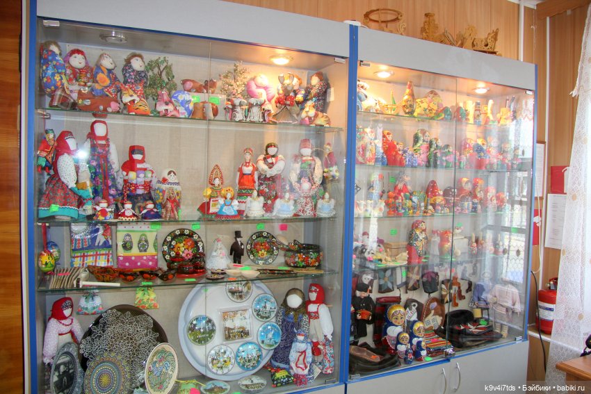 Платье красно, за реку видно