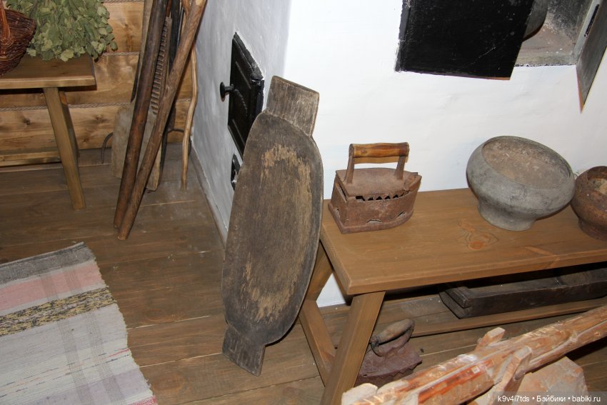 Платье красно, за реку видно