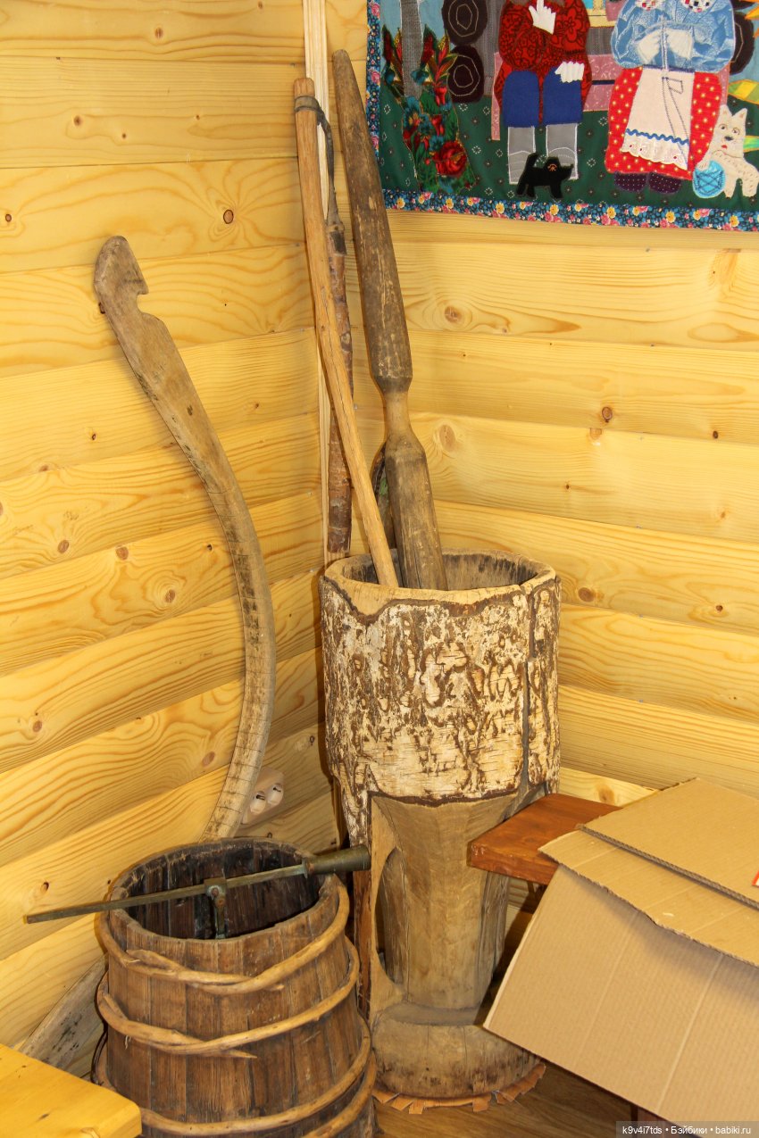 Платье красно, за реку видно