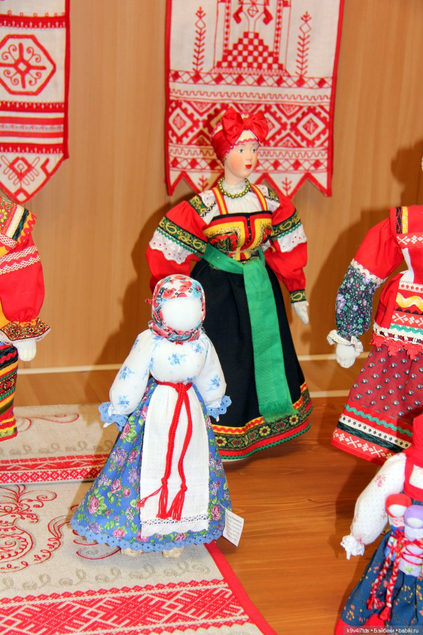 Платье красно, за реку видно