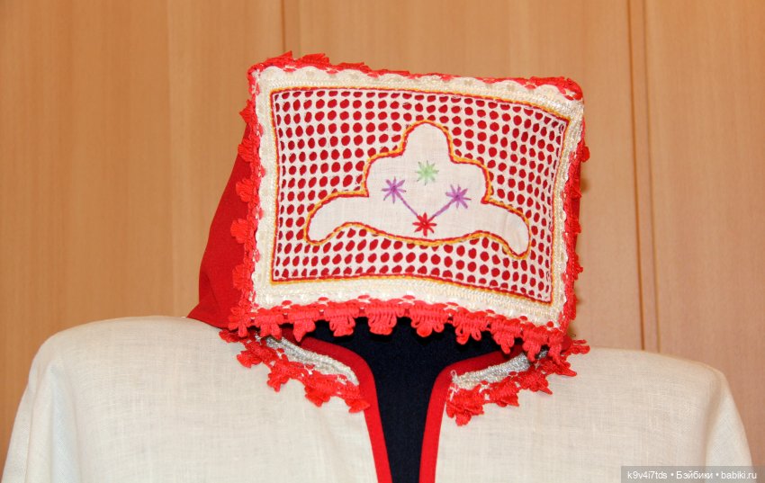 Платье красно, за реку видно