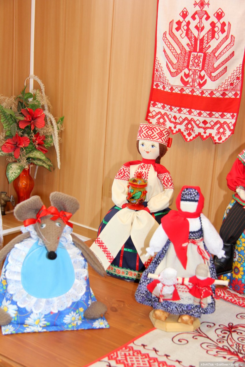 Платье красно, за реку видно