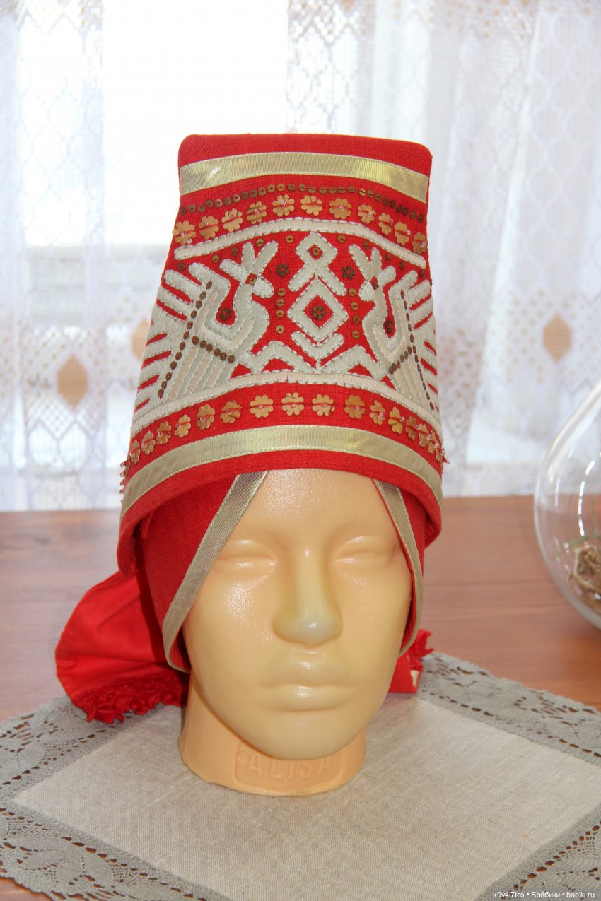 Платье красно, за реку видно