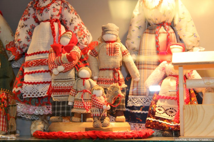 Платье красно, за реку видно