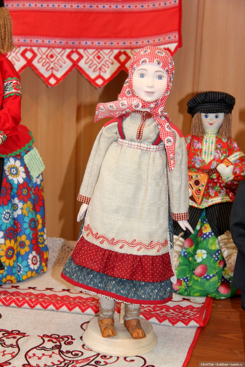 Платье красно, за реку видно