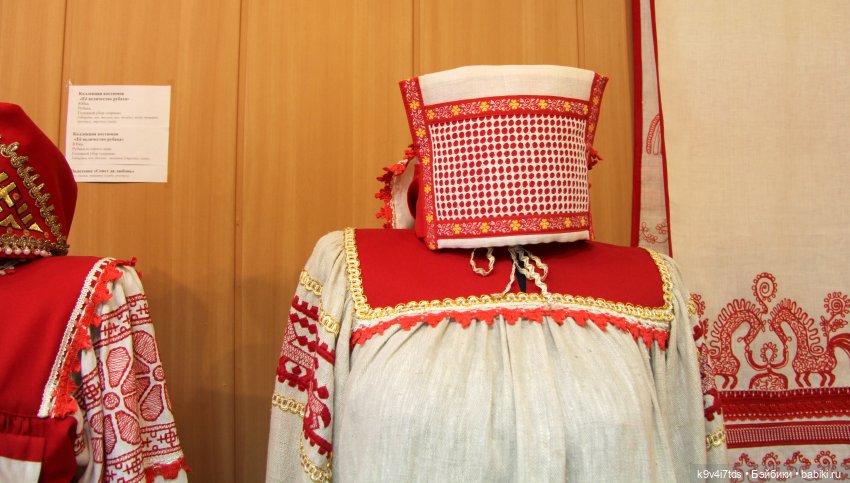 Платье красно, за реку видно