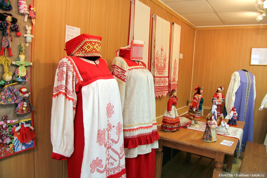 Платье красно, за реку видно