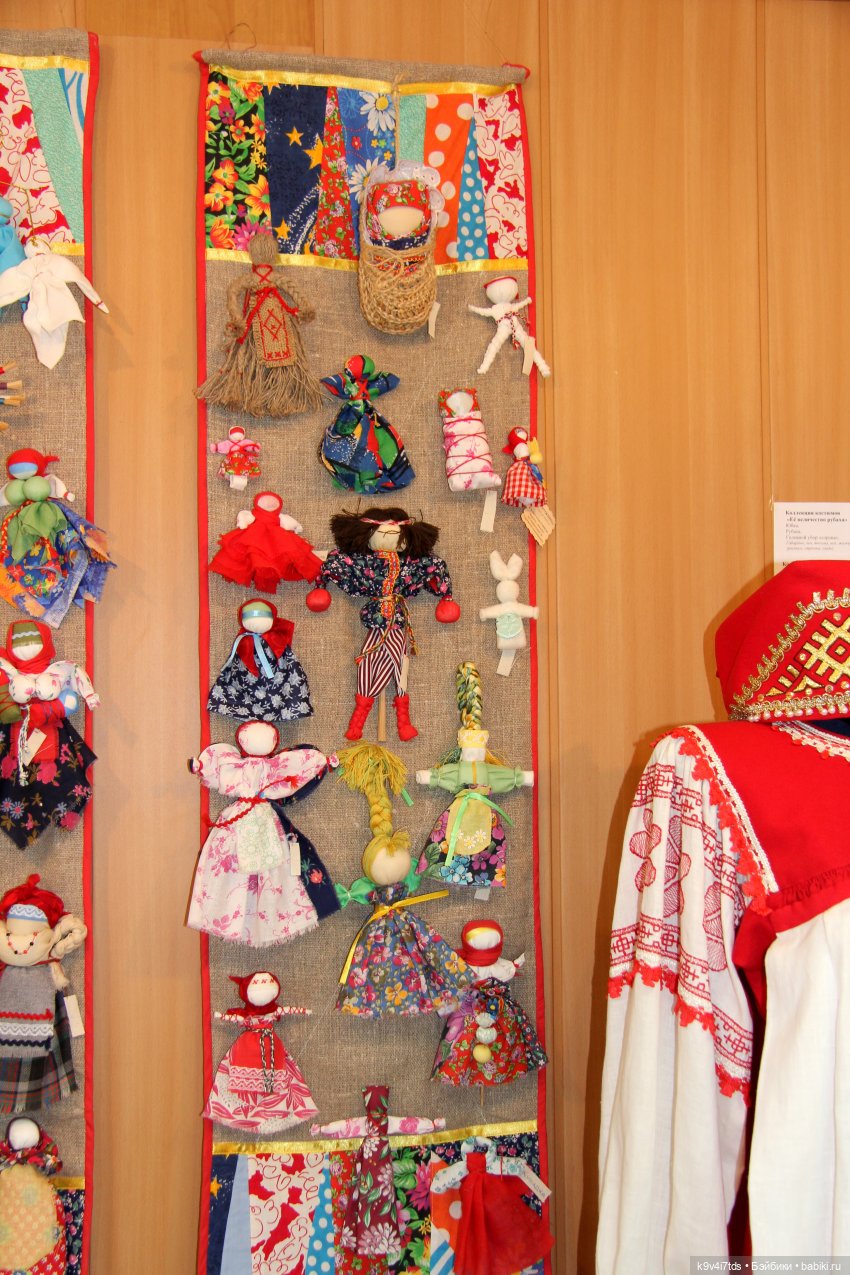 Платье красно, за реку видно