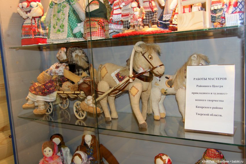 Платье красно, за реку видно