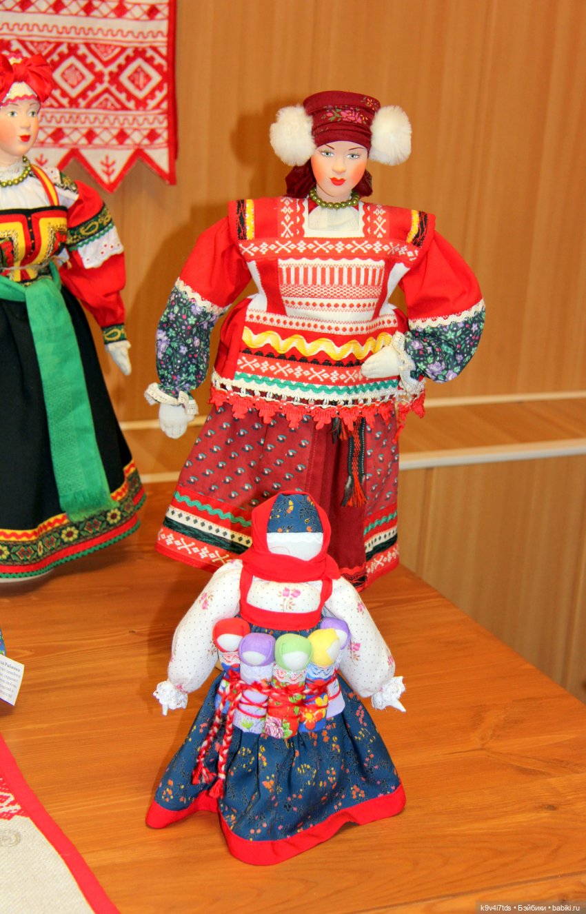 Платье красно, за реку видно