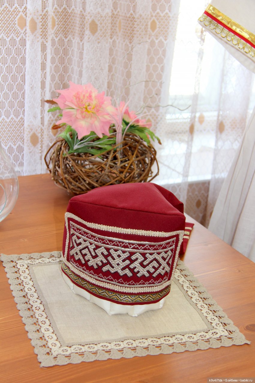 Платье красно, за реку видно