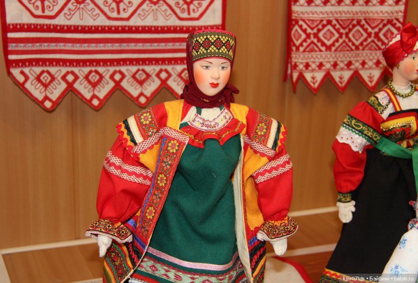 Платье красно, за реку видно