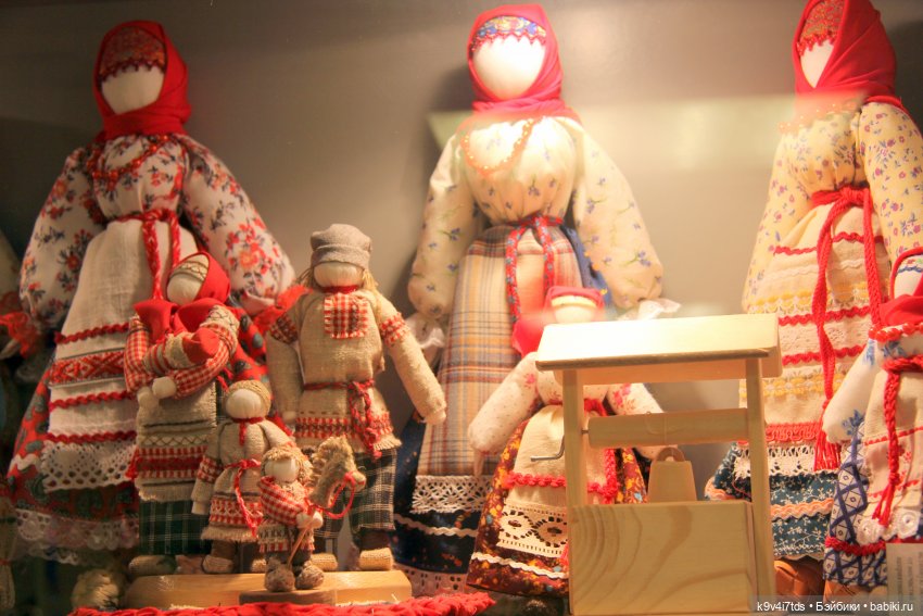 Платье красно, за реку видно