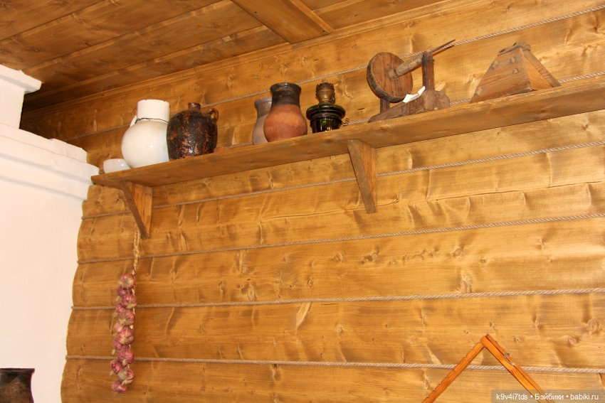 Платье красно, за реку видно