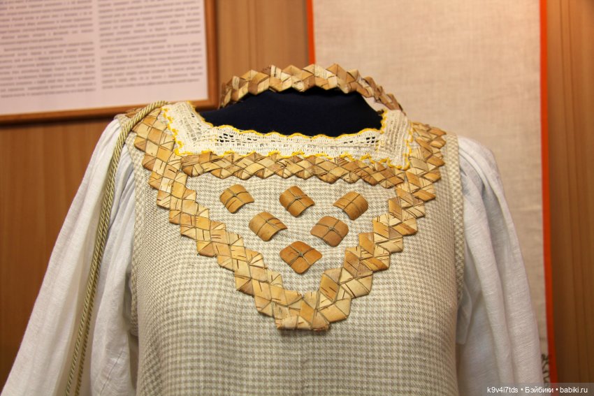 Платье красно, за реку видно