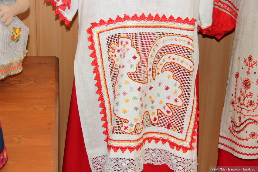 Платье красно, за реку видно