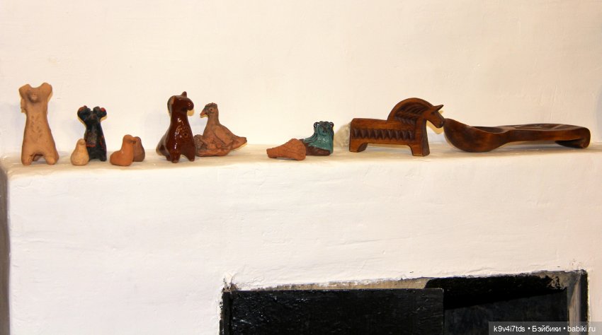 Платье красно, за реку видно