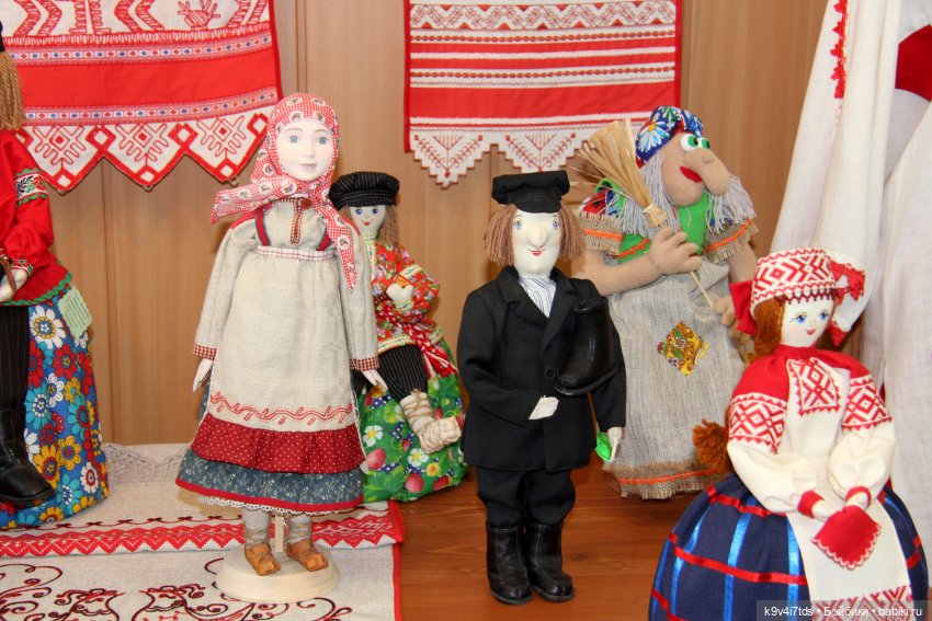 Платье красно, за реку видно