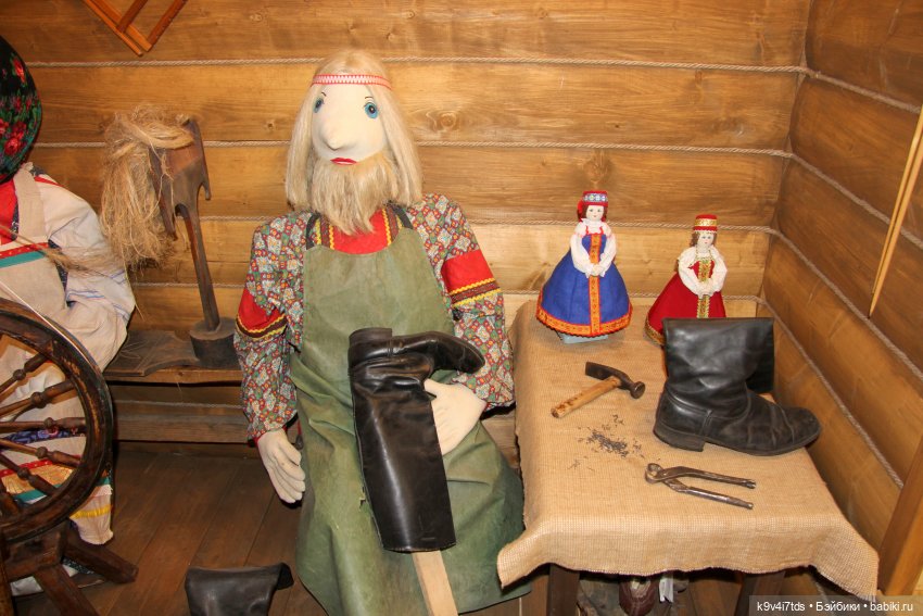 Платье красно, за реку видно