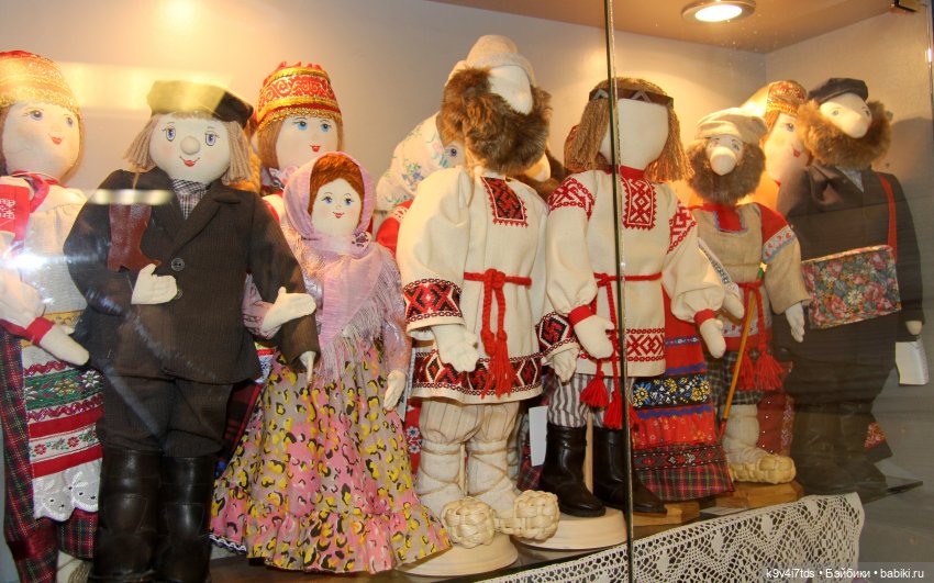 Платье красно, за реку видно