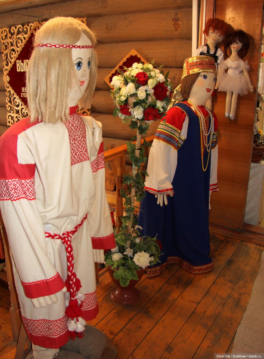 Платье красно, за реку видно