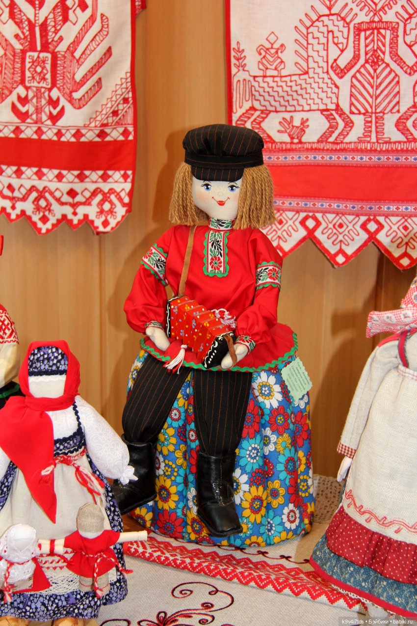 Платье красно, за реку видно