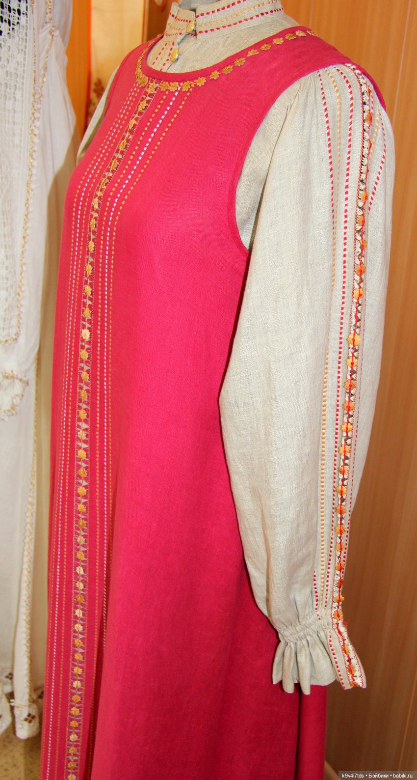 Платье красно, за реку видно