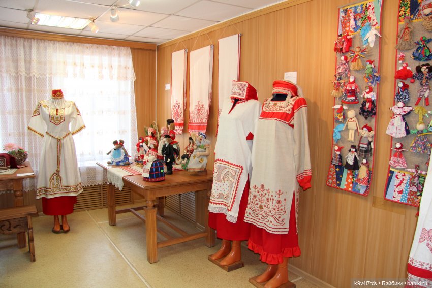 Платье красно, за реку видно