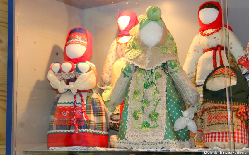 Платье красно, за реку видно