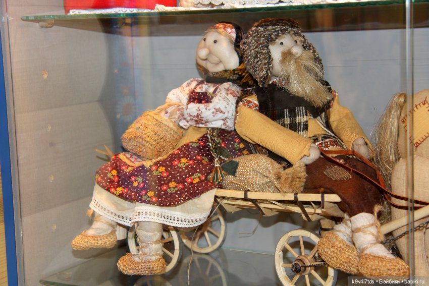 Платье красно, за реку видно