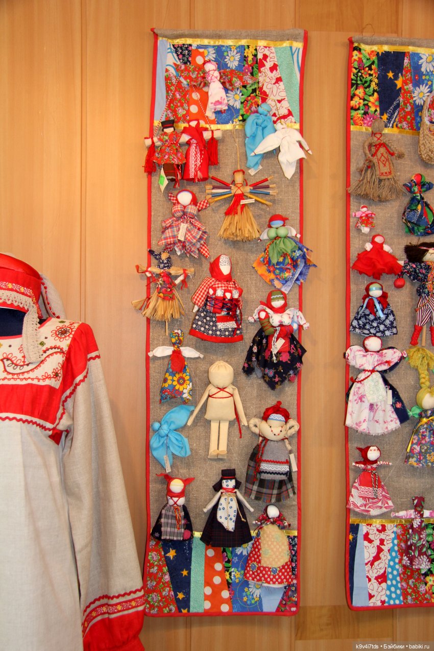 Платье красно, за реку видно