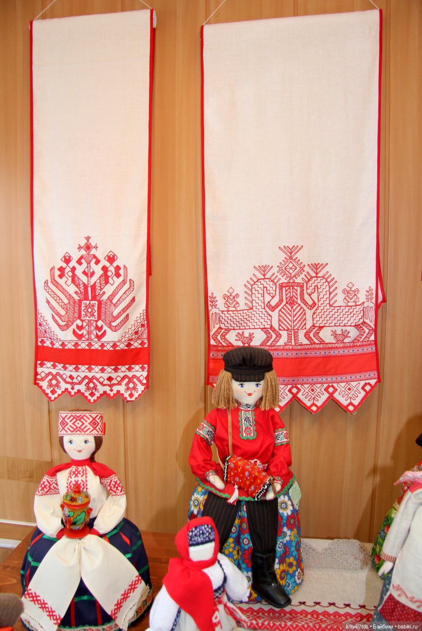 Платье красно, за реку видно