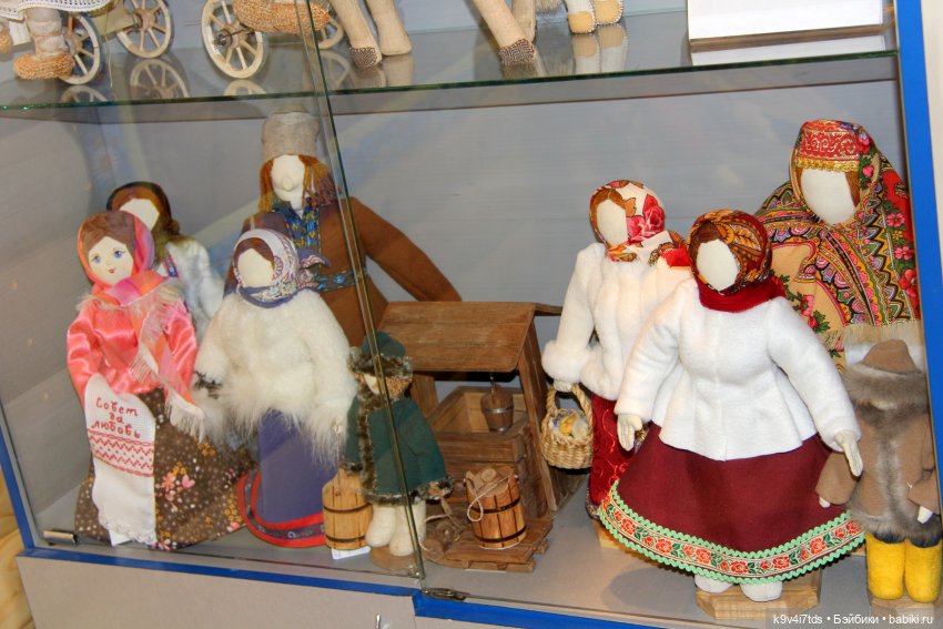 Платье красно, за реку видно