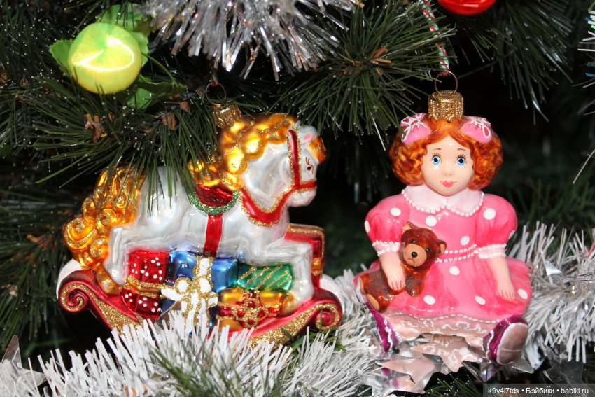 Алиса, её подружки и новогодние игрушки. Bru от Colleen Fillips