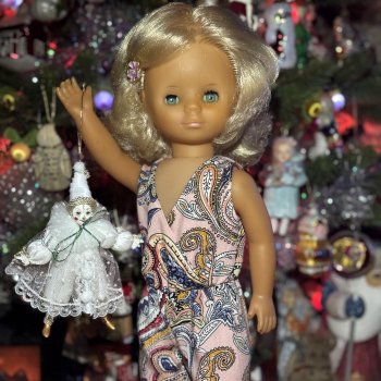 Брижит у новогодней ёлочки