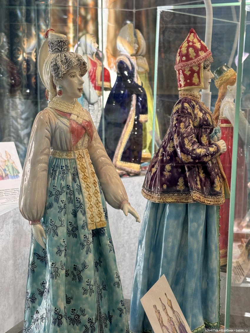 Выставка "Хрупкая красота", коллекция работ Натальи Лыжиной «Новоторжские щеголихи»