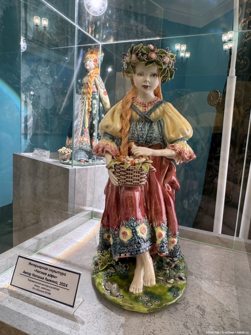 Выставка "Хрупкая красота", коллекция работ Натальи Лыжиной «Новоторжские щеголихи»