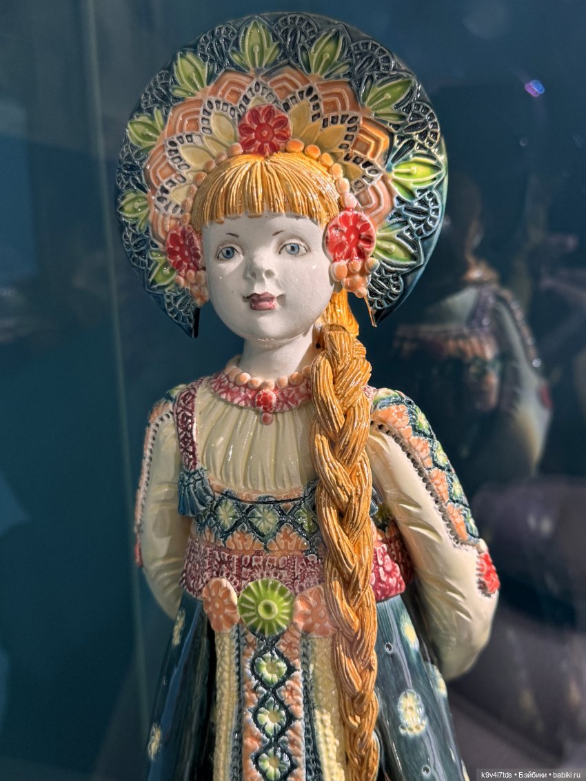 Выставка "Хрупкая красота", коллекция работ Натальи Лыжиной «Новоторжские щеголихи»