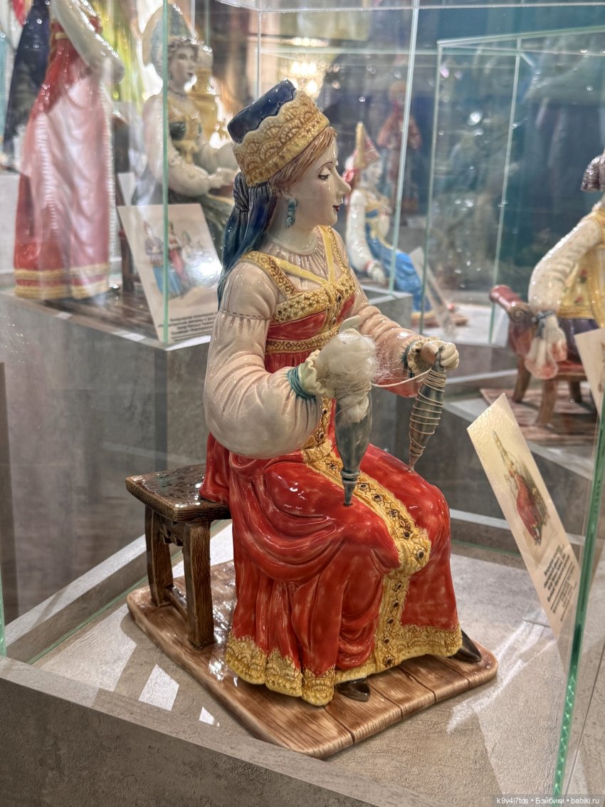 Выставка "Хрупкая красота", коллекция работ Натальи Лыжиной «Новоторжские щеголихи»